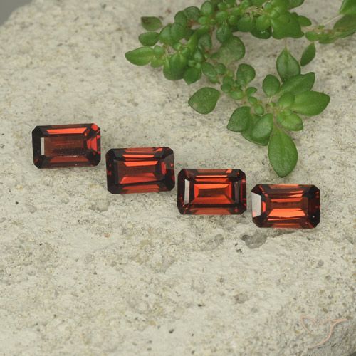 2.28ctw Natürlicher Mittelrot Pyrop-Granat, Smaragdschliff, VS