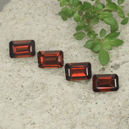 2.65ctw Natürlicher dunkelrot Pyrop-Granat, Smaragdschliff, VS