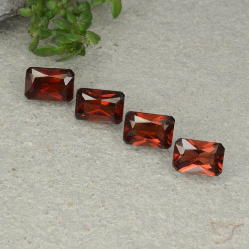 2.88ctw Natürlicher tiefrot Pyrop-Granat, Smaragdschliff, VVS-VS