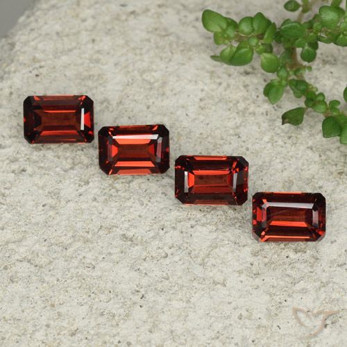 2.97ctw Natürlicher dunkelrot Pyrop-Granat, Smaragdschliff, VS