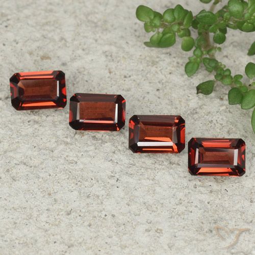 2.54ctw Natürlicher dunkelrot Pyrop-Granat, Smaragdschliff, VVS-VS