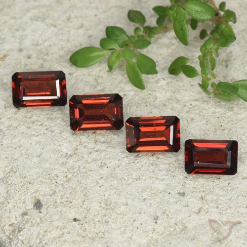 2.61ctw Natürlicher tiefrot Pyrop-Granat, Smaragdschliff, VS