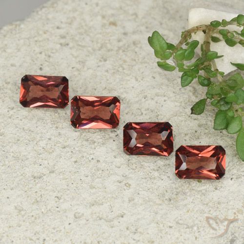 2.42ctw Natürlicher tiefrot Pyrop-Granat, Smaragdschliff, VVS-VS