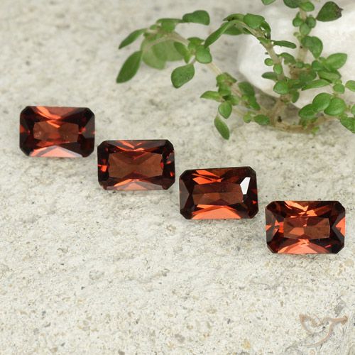 2.45ctw Natürlicher Mittelrot Pyrop-Granat, Smaragdschliff, VVS-VS