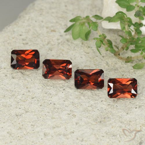 2.64ctw Natürlicher Mittelrot Pyrop-Granat, Smaragdschliff, VVS-VS