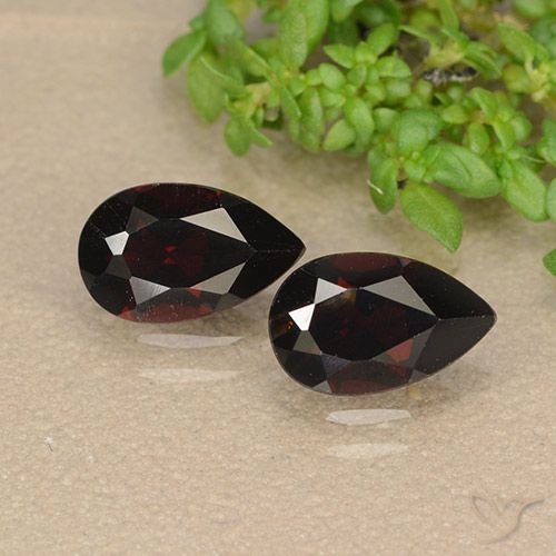 1.88ctw Natürlicher dunkelrot Pyrop-Granat, Birnenform, VVS-VS