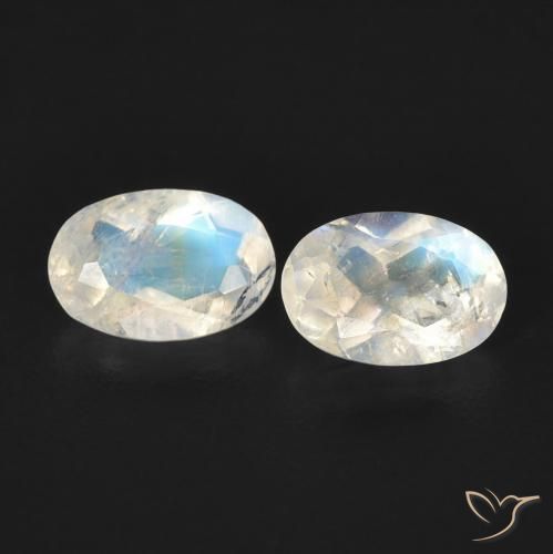 0.87ctw Natürlicher Bläulich-weiß Regenbogenmondstein, Oval, Transparent