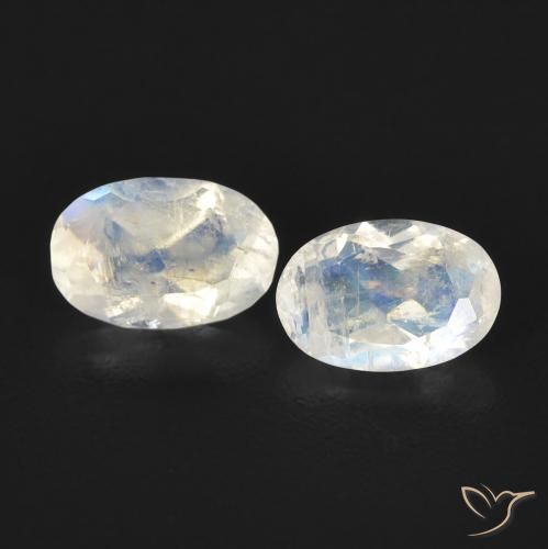 0.88ctw Natürlicher Bläulich-weiß Regenbogenmondstein, Oval, Transparent