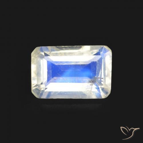 0.57ct Natürlicher Bläulich-weiß Regenbogenmondstein, Smaragdschliff, Transparent
