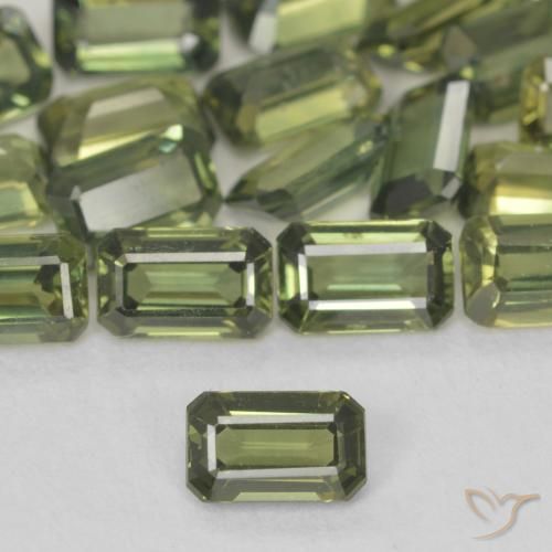 0.45ct Natürlicher Warmes Grün Saphir, Smaragdschliff, VS