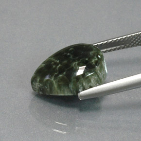 5,93 ctw natürlicher grüner Seraphinit, Birnenform, Lichtundurchlässig