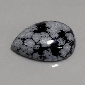 8,15 ctw natürlicher mehrfarbiger Schneeflockenobsidian, Birnenform, Lichtundurchlässig