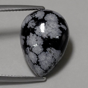 8,15 ctw natürlicher mehrfarbiger Schneeflockenobsidian, Birnenform, Lichtundurchlässig