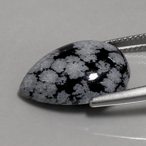 8,15 ctw natürlicher mehrfarbiger Schneeflockenobsidian, Birnenform, Lichtundurchlässig