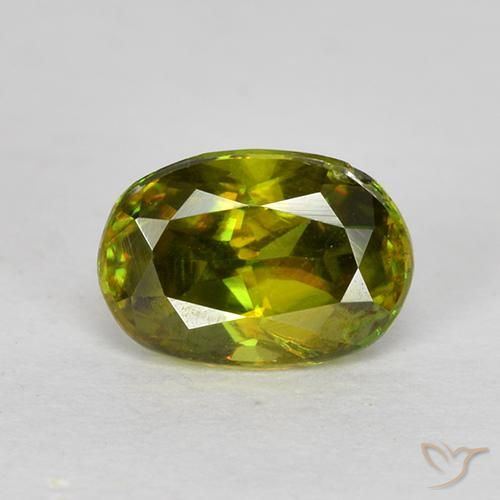 0.73ct Natürlicher Waldgrün Sphene, Oval, VS