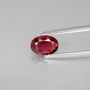 0,70 ctw natürlicher roter Spinell, Oval Schliff, VS