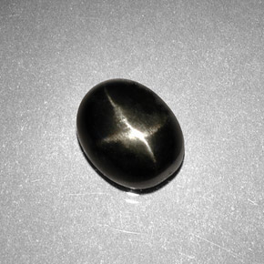 2,63 ctw natürlicher schwarzer Stern-Diopsid, Oval Schliff, Lichtundurchlässig